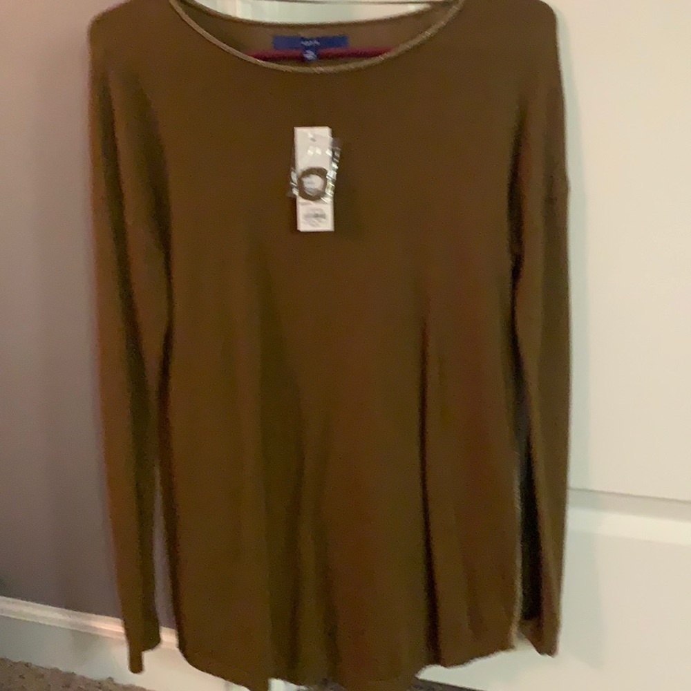 Apt 8 woman’s lightweight sweater